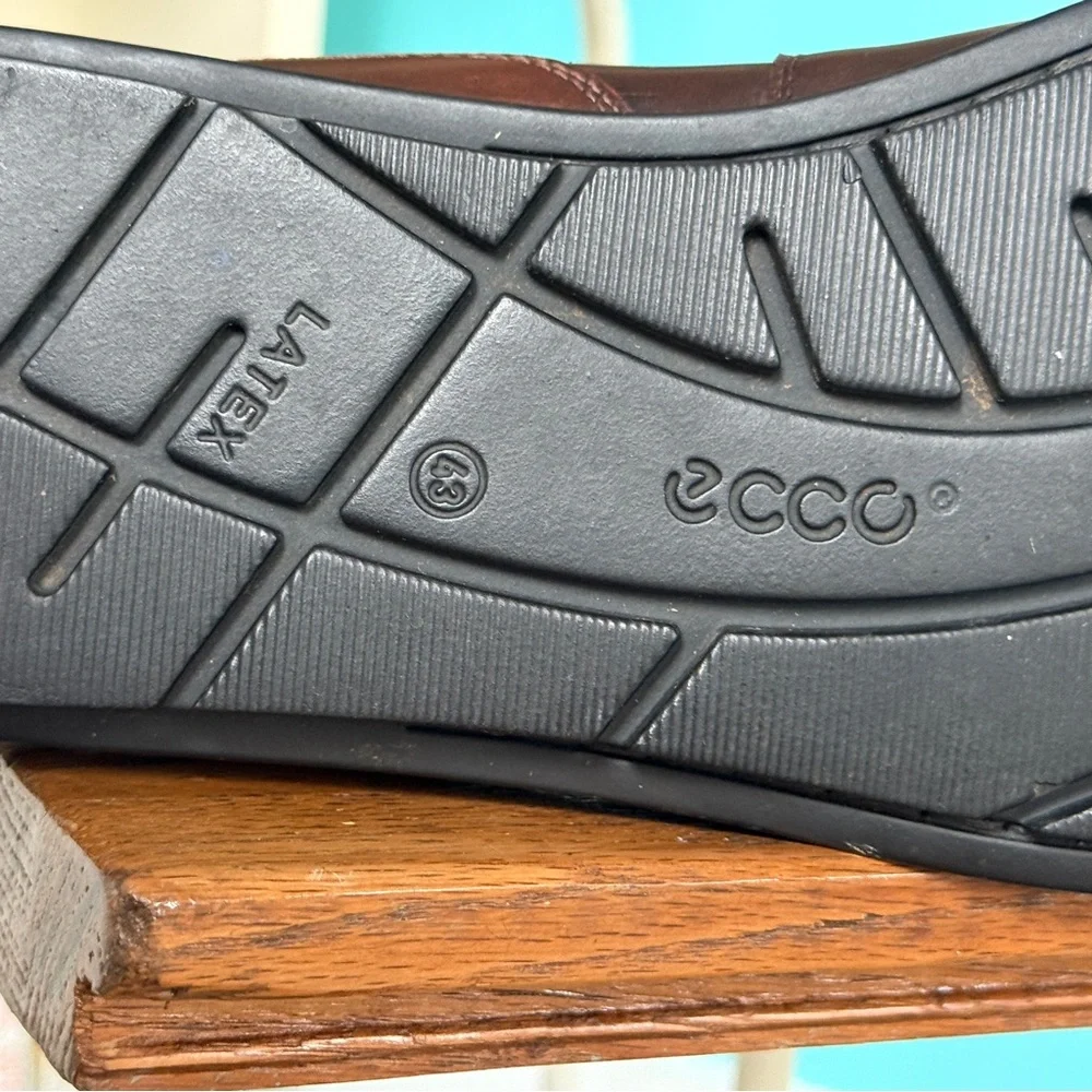 Ecco Men's Classic Moc 2.0 Slip-On Leather Loafer (size US 9.5/ 43 EU)